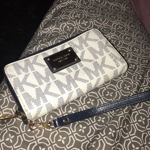 Michael kors wristlet